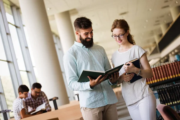 Estudiantes que preparan los exámenes —  Fotos de Stock