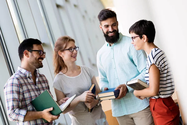 Skupina vysokoškolských studentů pracují společně ve škole — Stock fotografie