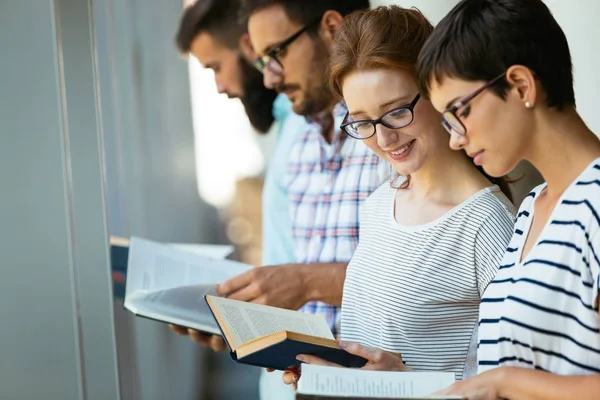 Grupo de estudiantes universitarios estudiando — Foto de Stock