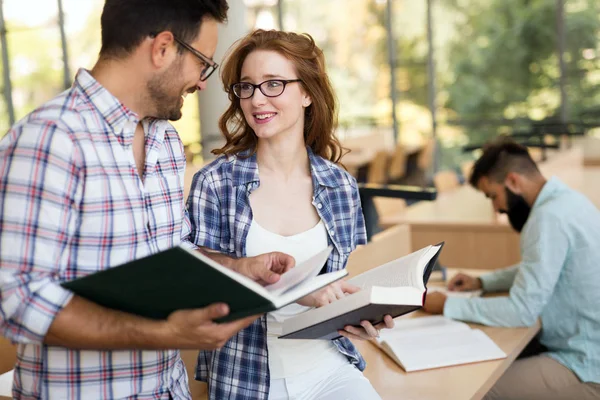 Grupo de estudiantes universitarios estudiando — Foto de Stock