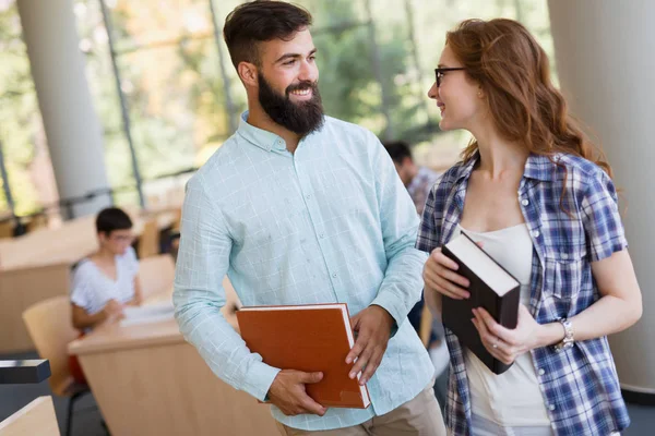 Estudiantes universitarios en la biblioteca — Foto de Stock