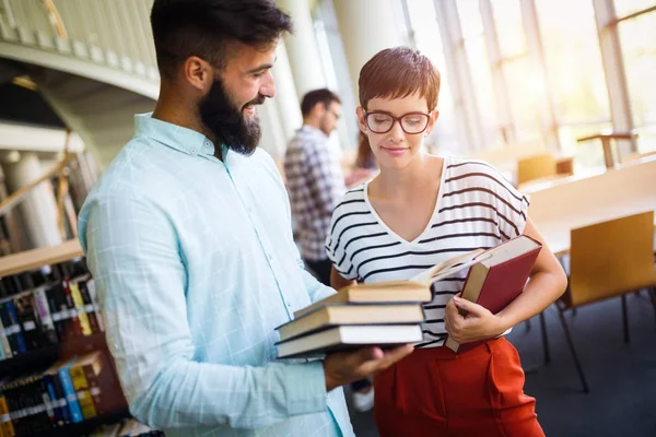 Jóvenes estudiantes estudiando en la biblioteca — Foto de Stock