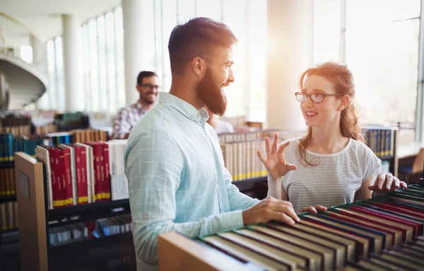 Menschen, die gemeinsam lernen — Stockfoto