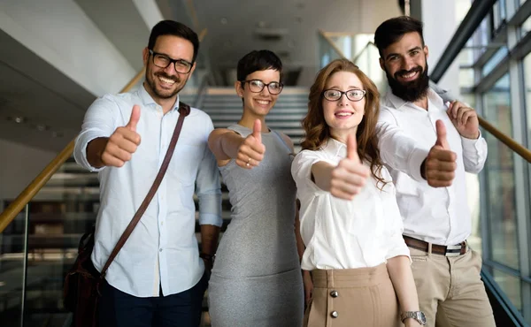 Entreprise prospère avec des travailleurs heureux — Photo