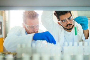 Laboratuvarda çalışan kimya öğrencileri