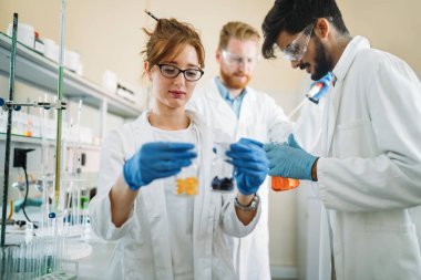 laboratuarda çalışan bilim adamları