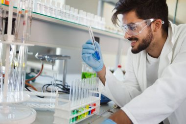  laboratuarda çalışan kimya öğrenci