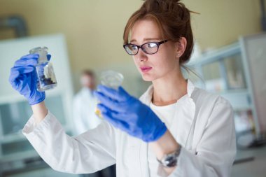 Kimya laboratuarında çalışma çekici öğrenci