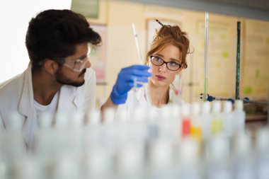 laboratuarda çalışan öğrenci grubu