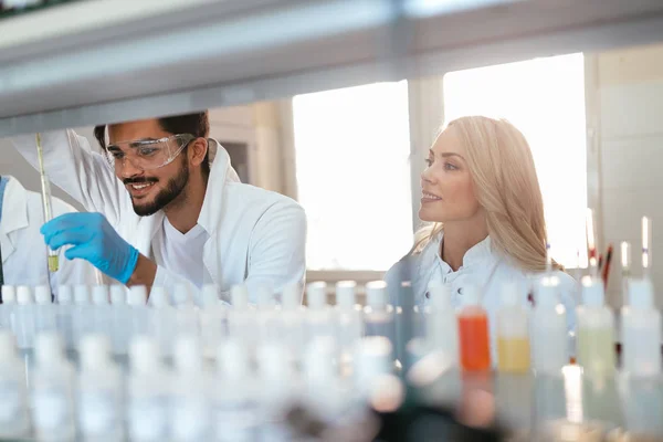 Studenten bei der Arbeit im Labor — Stockfoto