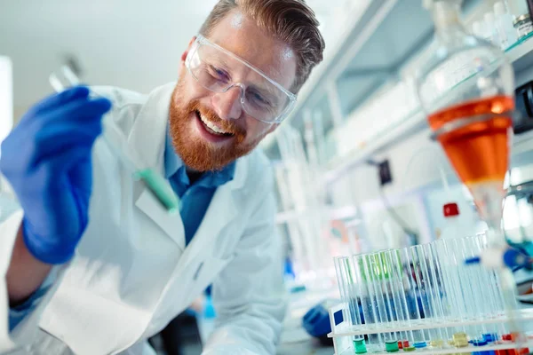 Estudiante de química trabajando en laboratorio — Foto de Stock