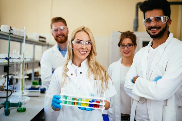 Група студентів хімії, що працюють в лабораторії — стокове фото