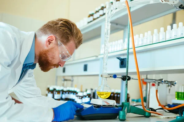 Estudiante masculino de química que trabaja en laboratorio — Foto de Stock