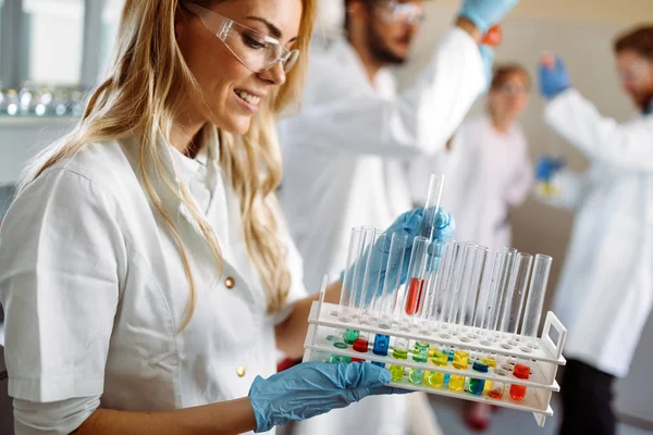 Estudante de química que trabalha em laboratório — Fotografia de Stock