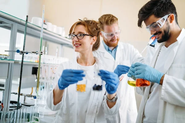 Científicos que trabajan en laboratorio — Foto de Stock