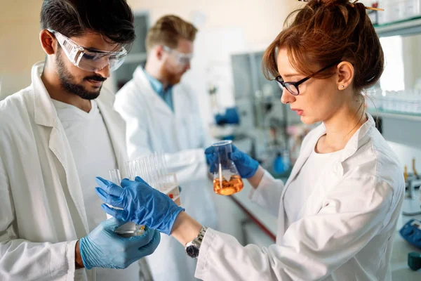 Wissenschaftler arbeiten im Labor — Stockfoto