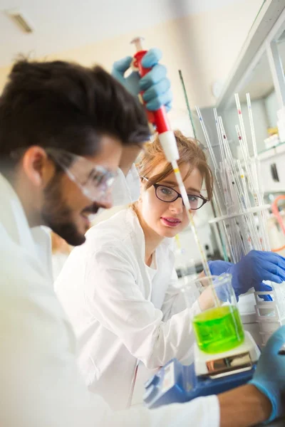 Cientista que trabalha no laboratório — Fotografia de Stock