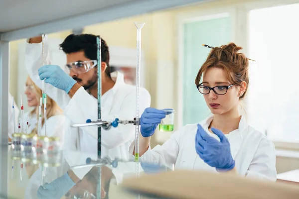 Wissenschaftler, der im Labor arbeitet — Stockfoto