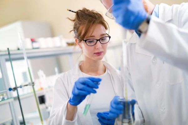 Laboratuvarda çalışan kimya öğrencileri — Stok fotoğraf