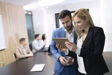 Genç çekici iş çift kendi şirketindeki tablet kullanma