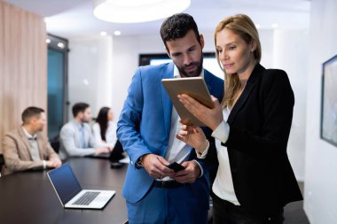 Genç çekici iş çift kendi şirketindeki tablet kullanma