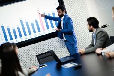 Konferans salonundaki seminere katılan işadamları resmini