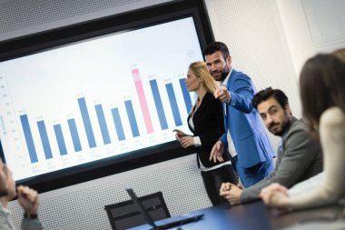 Konferans salonundaki seminere katılan işadamları resmini