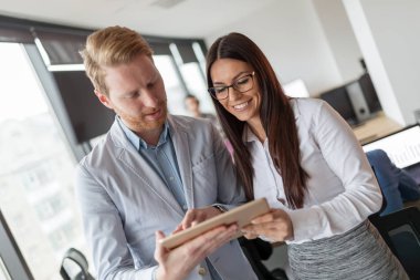 Kendi şirketindeki tablet kullanarak çekici çift