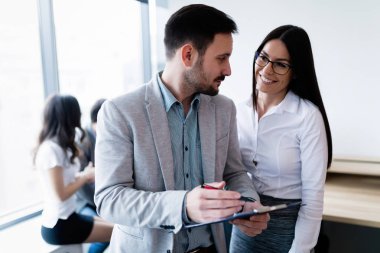 Genç çekici iş çift kendi şirketindeki tablet kullanma