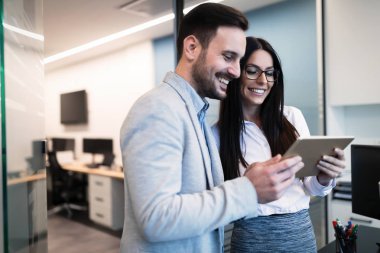 Genç çekici iş çift kendi şirketindeki tablet kullanma