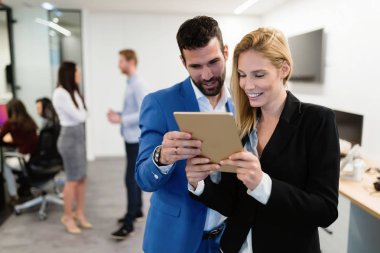 Genç çekici iş çift kendi şirketindeki tablet kullanma