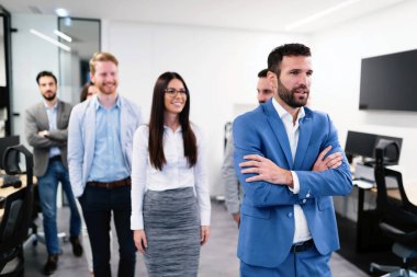 Ofiste poz genç bakış açısı iş adamları başarılı ekip