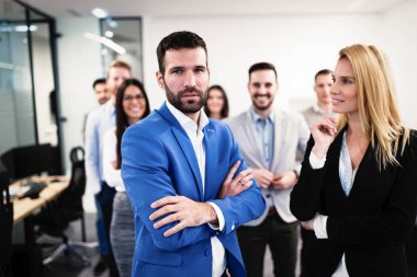 Ofiste poz genç bakış açısı iş adamları başarılı ekip