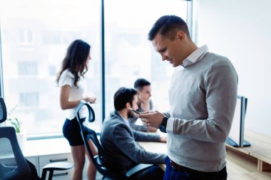 Cep telefonu kullanma office genç işadamı portresi