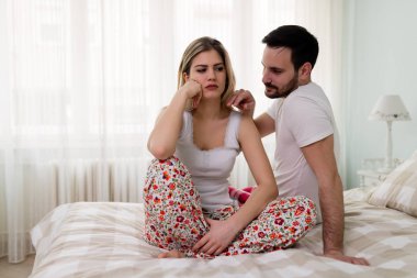 Genç çiftin sorunları var. 