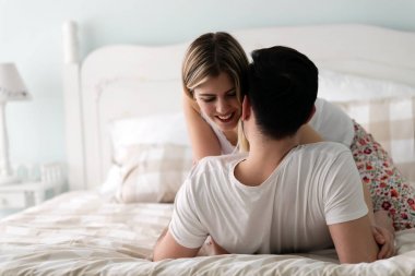 Çift yatakta romantik vakit geçiriyor