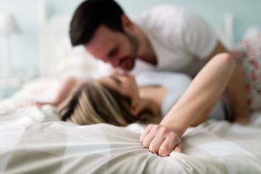 çekici çift romantik vakit geçiriyor 