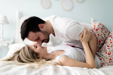  çekici çift romantik vakit geçiriyor