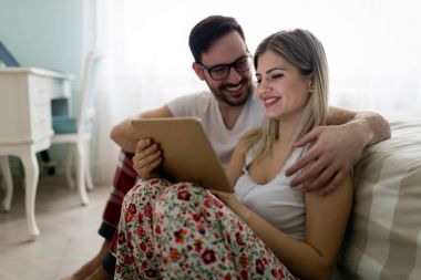 Tablet kullanarak genç çekici çift 
