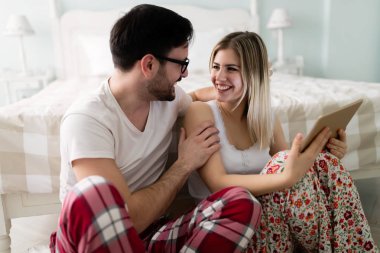 Tablet kullanarak genç çekici çift 