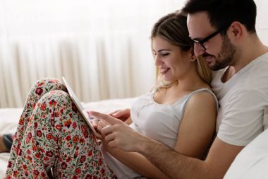 Tablet kullanarak genç çekici çift 