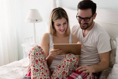 Tablet kullanarak genç çekici çift