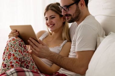 Tablet kullanarak genç çekici çift