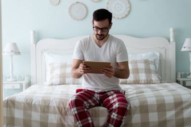 yakışıklı adam dijital tablet kullanma 
