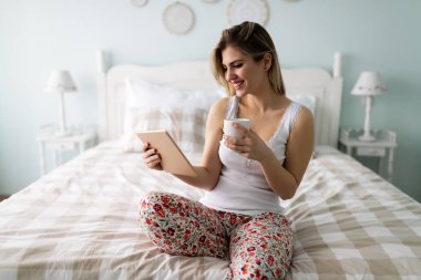 güzel bir kadın dijital tablet kullanma디지털 태블릿을 사용 하 여 아름 다운 여자