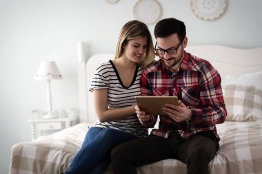 Tablet kullanarak genç çekici çift