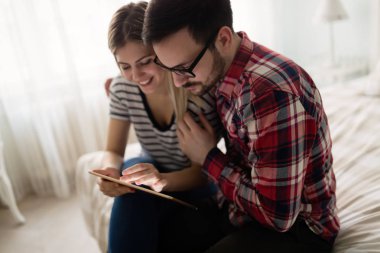 Tablet kullanarak genç çekici çift