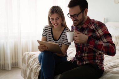 Tablet kullanarak genç çekici çift