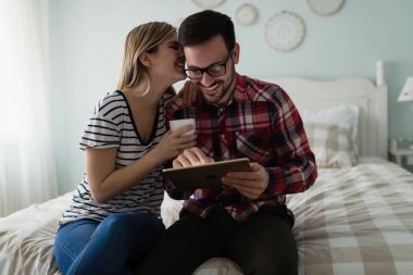 Tablet kullanarak genç çekici çift