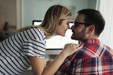 Birlikte çalışan genç çekici tasarımcılar 